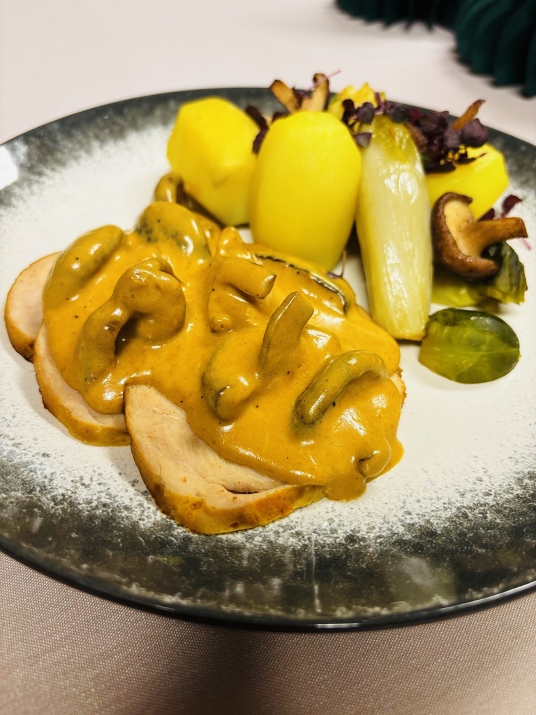 K - hoofdgerecht - Kalkoenrollade met champignonsaus